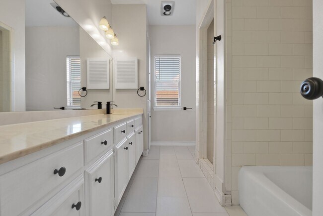 Building Photo - Charming 2 Bedroom Condominum