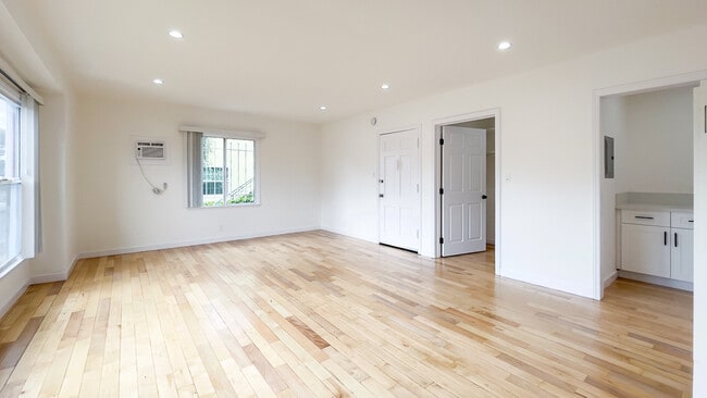 Building Photo - 5701 S San Vicente Blvd