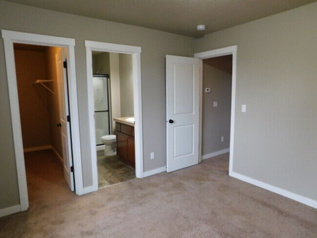 Building Photo - 4Bd/2.5Ba Two Story House - Available to View!