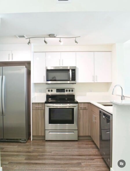 Building Photo - 110 SW 12th Ave