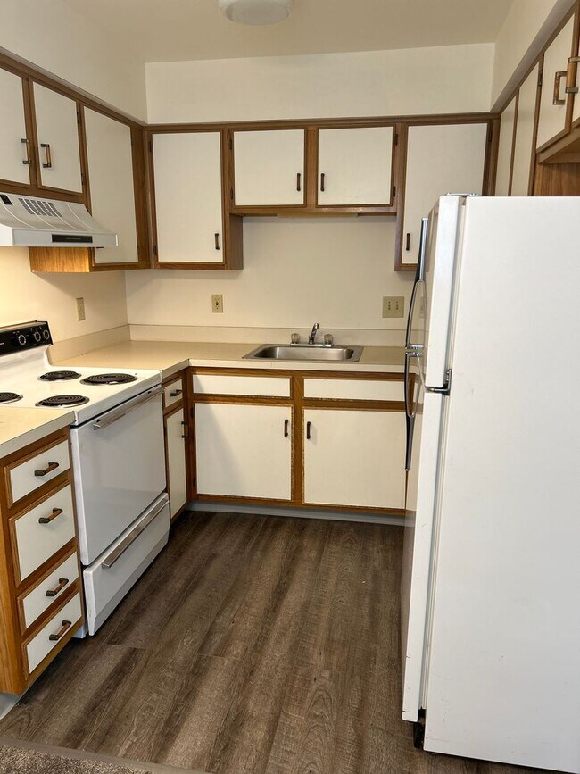 Building Photo - 1 Bedroom Apartment in Parkside Townhomes COMING SOON