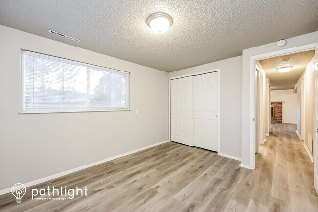 Building Photo - 4985 Montebello Dr