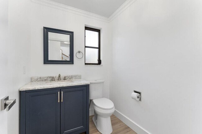 Building Photo - 150 Lucina Dr