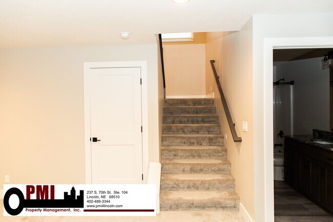 Building Photo - 5 Bedroom and 3 Bathroom House