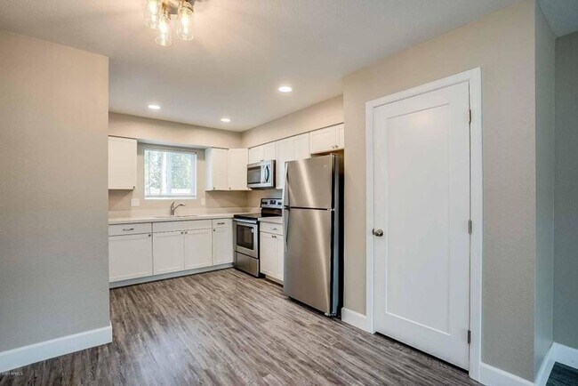 Building Photo - 318 E Vine Cir