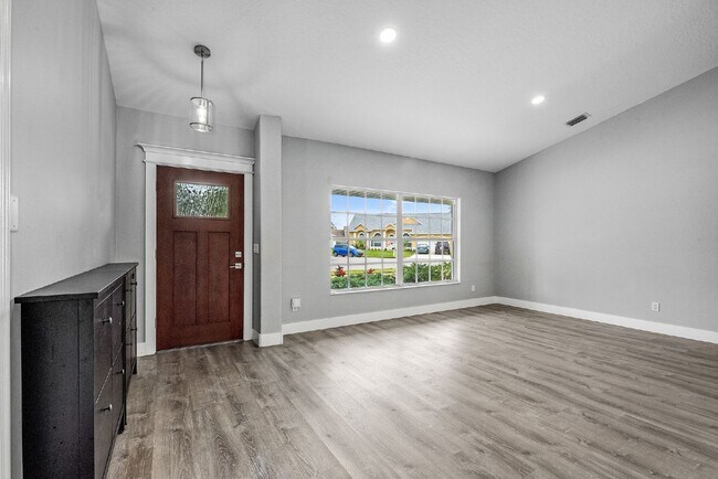 Building Photo - Stunning 3 Bed, 2 Bath Home in Vizcaya Estates