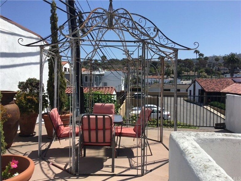 Building Photo - 147 Avenida Serra
