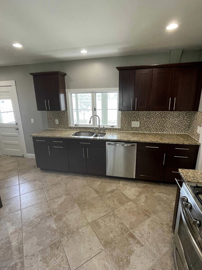 Building Photo - 15 Charles Street Ave