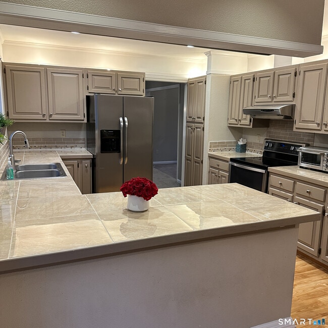 Building Photo - 6 Cove Rd