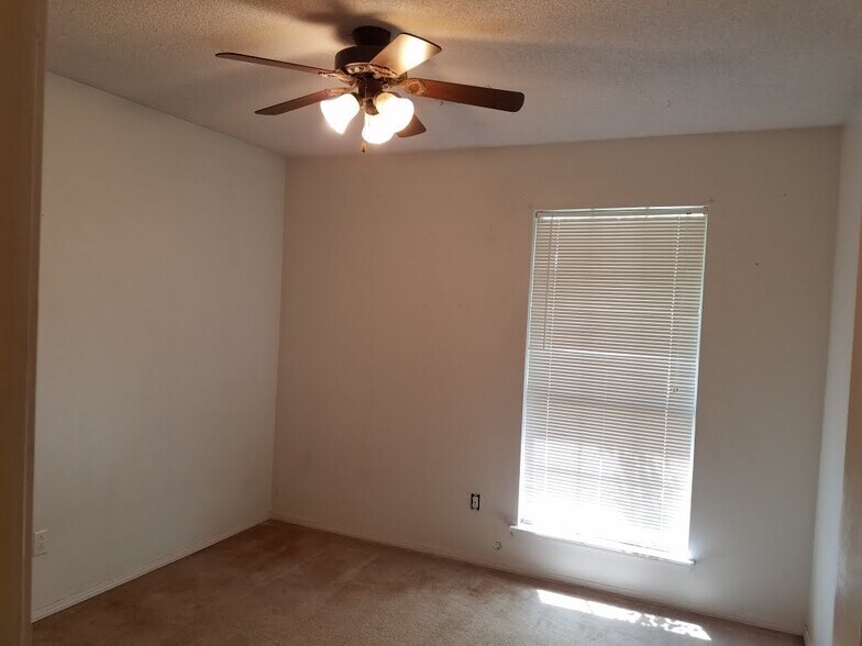 Building Photo - 2206 Aspen Ter