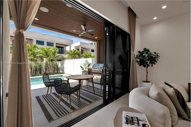 Building Photo - 921 NE 17th Terrace