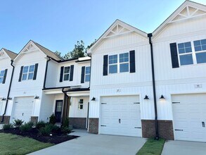 Building Photo - MOVE IN READY -3 Bed, 2.5 Bath 1 car garag...