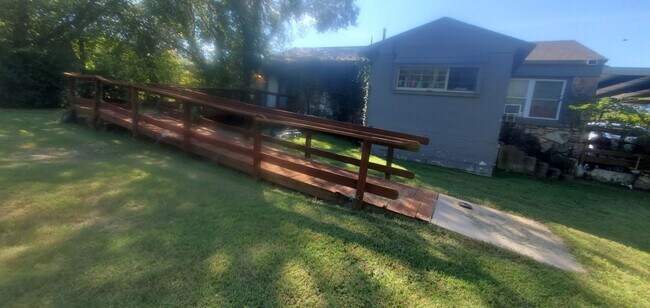 Building Photo - Handicap Accessible 2 bd, 2 ba - Beautiful...