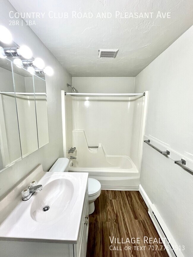 Building Photo - 615 Country Club Rd