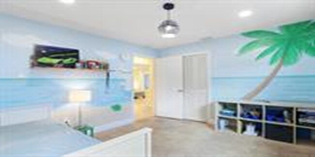 Building Photo - 721 N Lakeside Dr