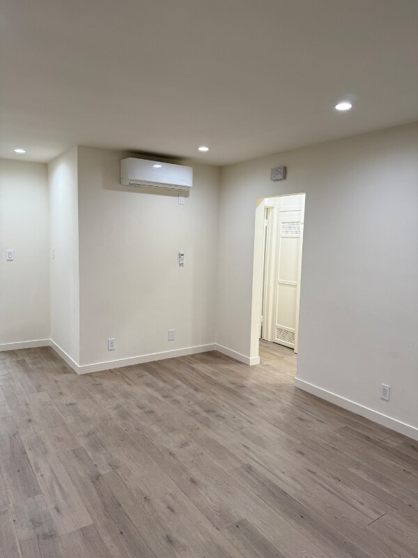 Building Photo - 2140 Beachwood Dr