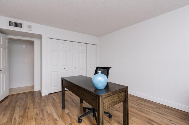 Building Photo - 2500 NE 48th Ln