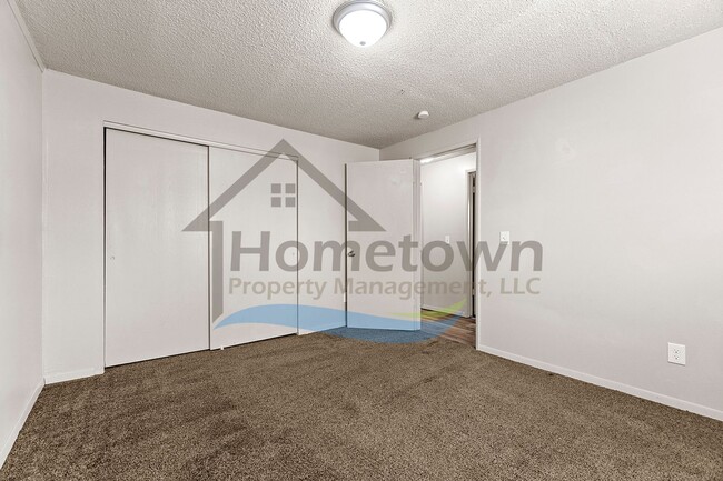 Building Photo - Large 4 Bedroom 2 Bathroom Home with Off S...
