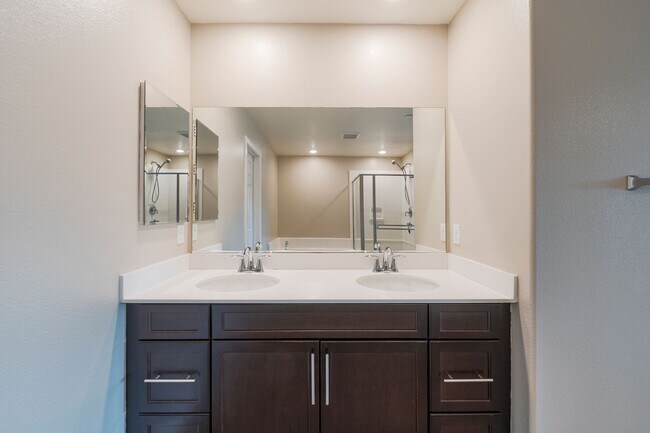 Building Photo - Beautiful Gardena Condominium in Gated Com...
