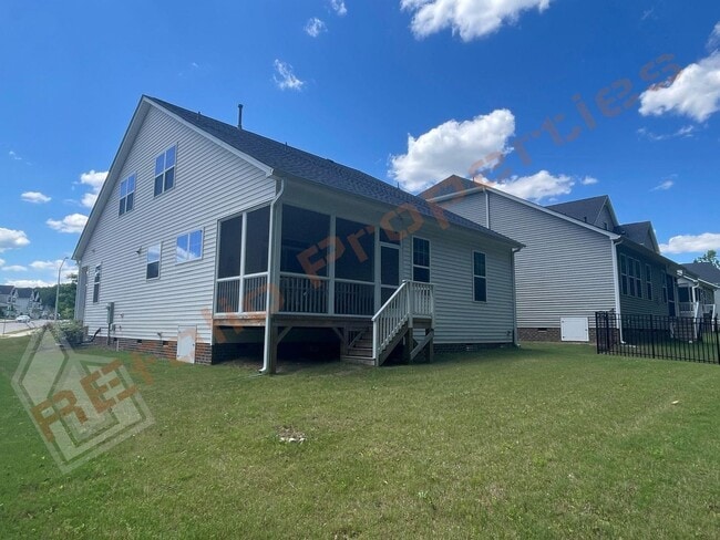 Building Photo - Gorgeous 4 Bedroom House with 1st Floor Pr...