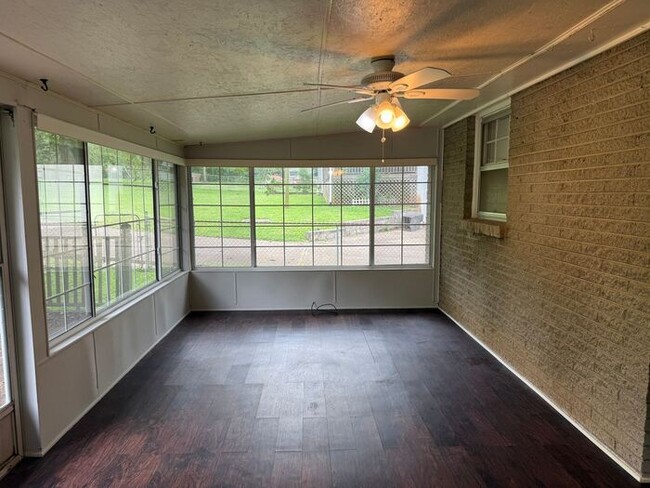 Building Photo - Cute 1 Bedroom in East Nashville!