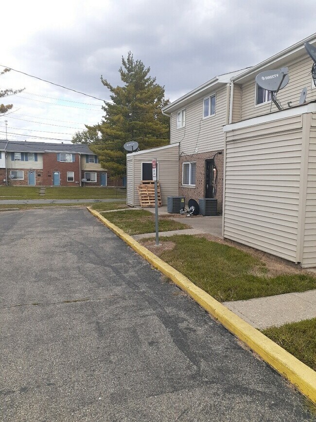 Building Photo - 10893 Birchridge Dr