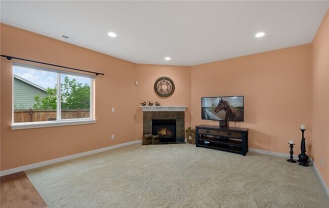 Building Photo - North facing 4-bedroom 2.5 bath house in B...