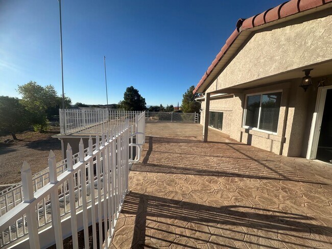 Building Photo - Quiet neighborhood, 3 bedroom, 2 bath home, huge front patio/deck, RV parking!