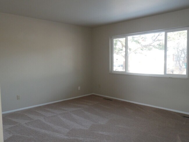 Building Photo - 4 Bed 2 Bath Home Available Now!