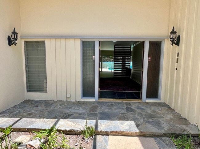 Building Photo - 16641 Park Ln Cir