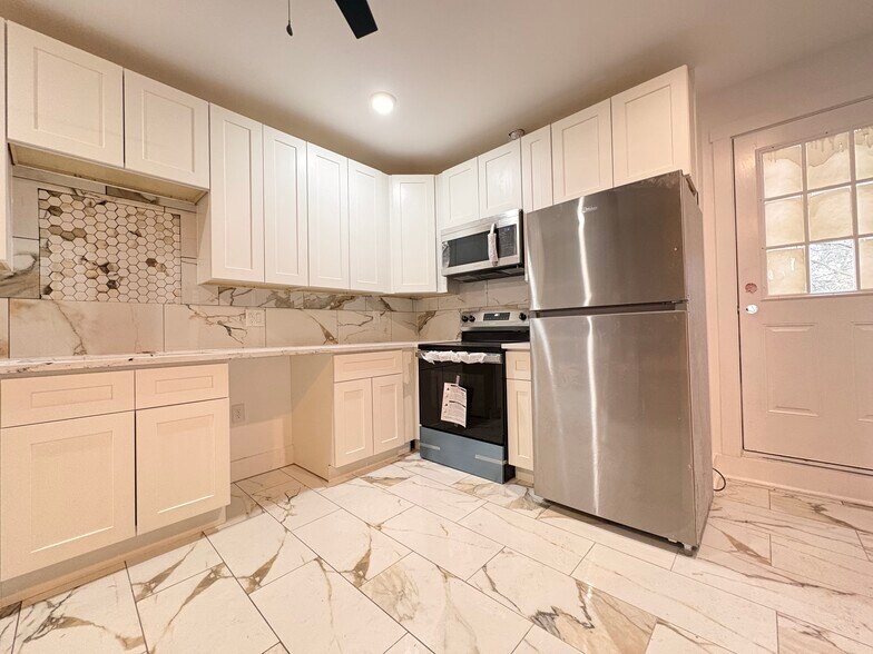 Building Photo - 5842 Hobart St