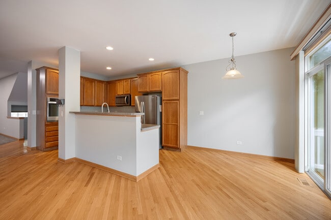 Building Photo - 5568 Cambridge Way