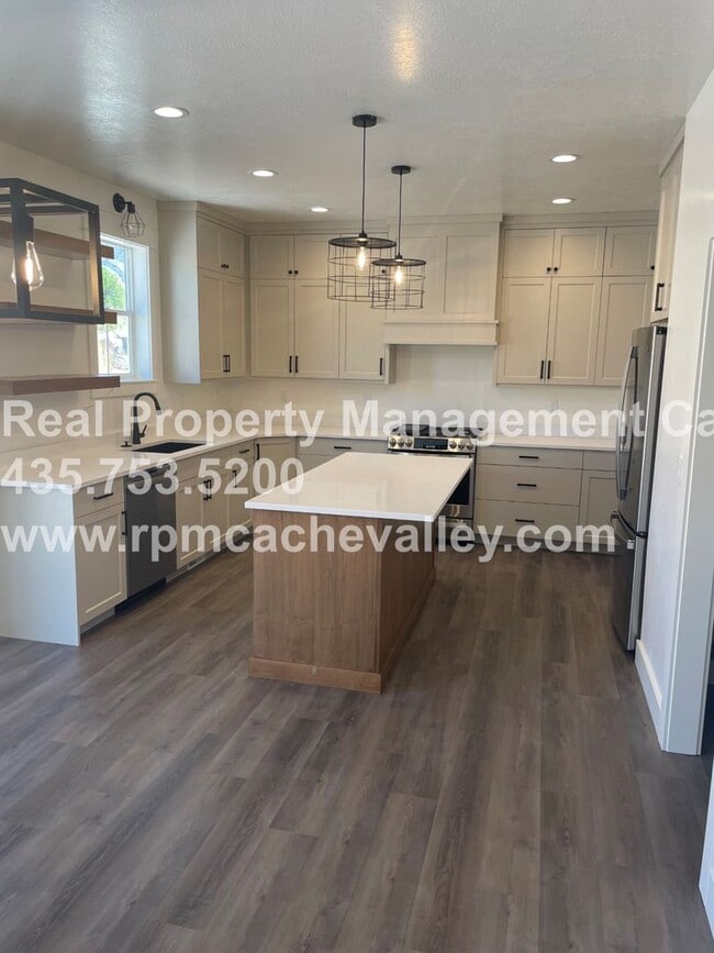 Building Photo - Gorgeous 3 br 2 bath home in Hyde Park! Ha...