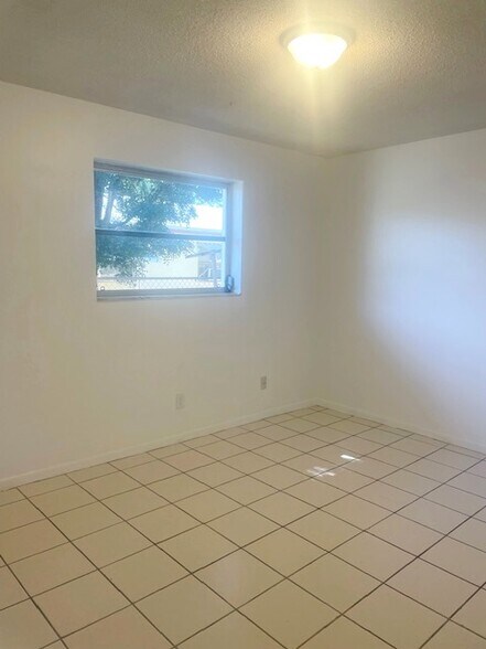 Building Photo - 106 NE 1st Ct