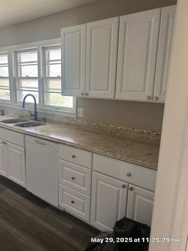 Building Photo - 800-802 E 75th Terrace - Duplex