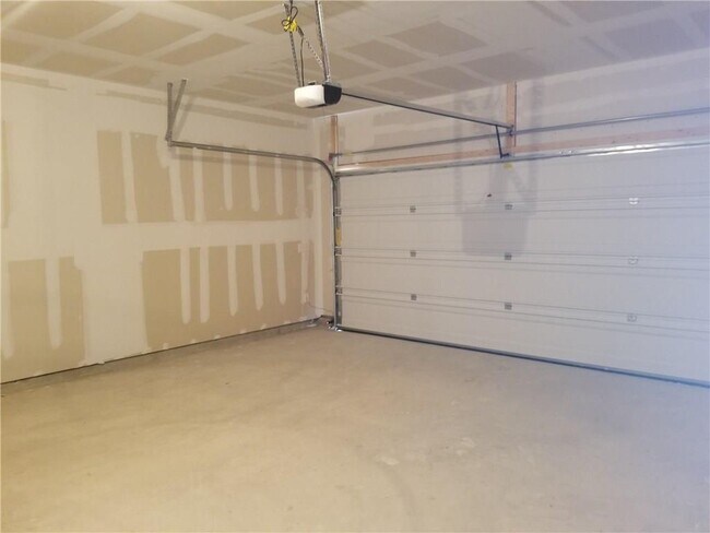 Building Photo - 2880 Donnell Dr