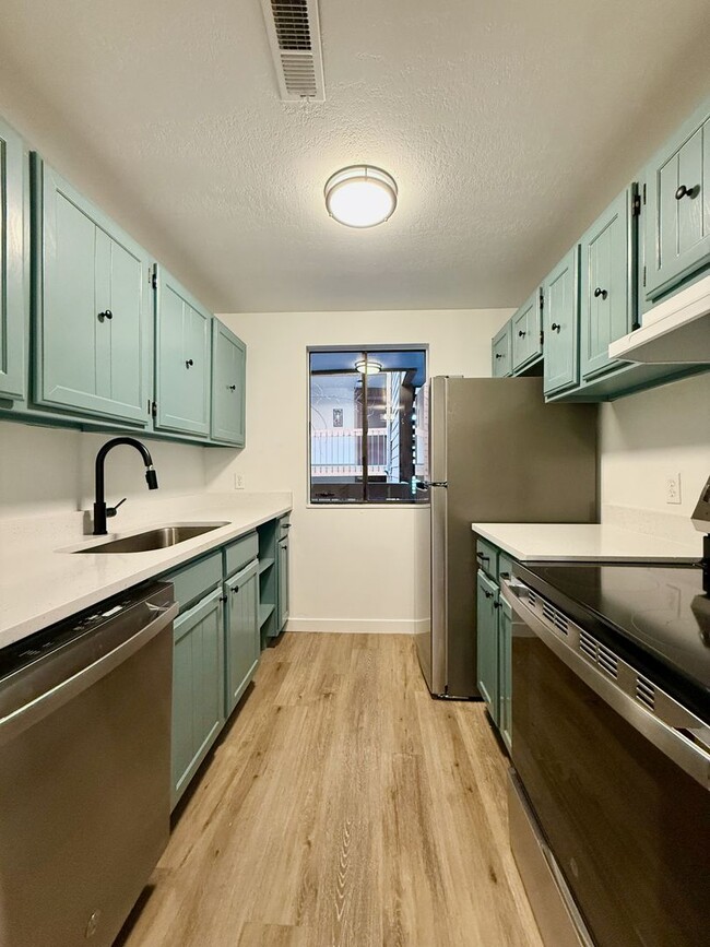 Building Photo - Completely Updated 1 Bedroom Condo in Holl...