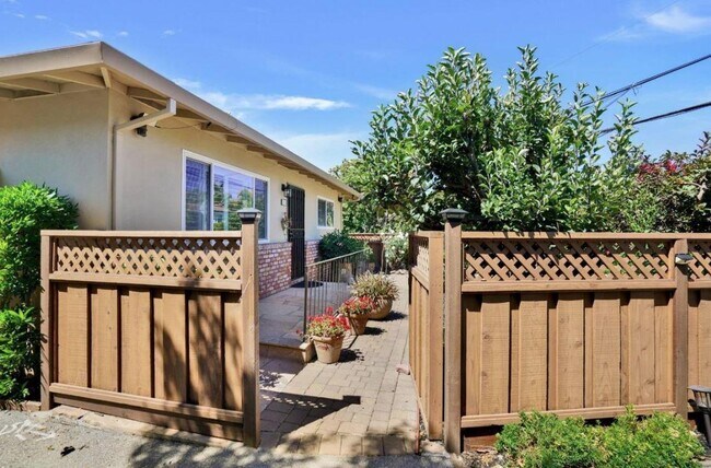Building Photo - 124 Oakwood Dr