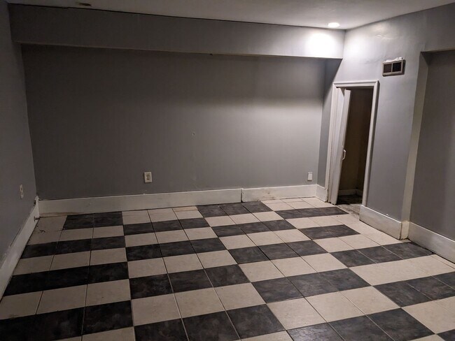 Building Photo - 2 BEDROOM TOWNHOUSE WATER INCLUDED VOUCHERS ACCEPTED