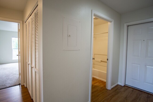 Building Photo - Bright & Spacious 2-Bed/2 Bath with W/D, D...