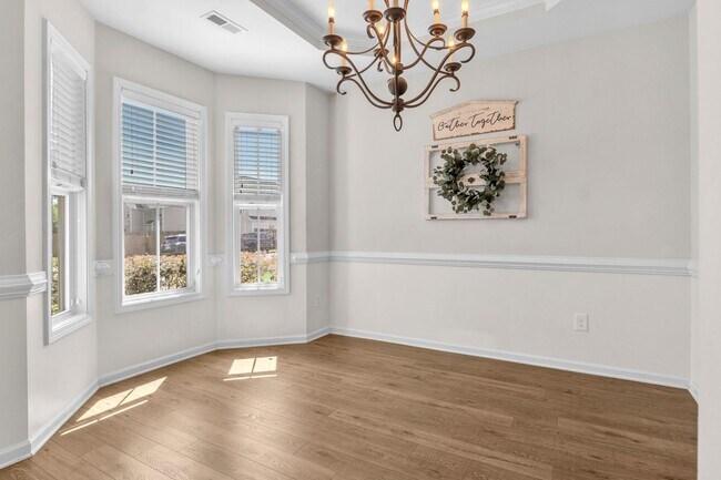 Building Photo - 4 bedroom 2.5 bathroom home close to beaches, shopping, and Marine Corps Bases.