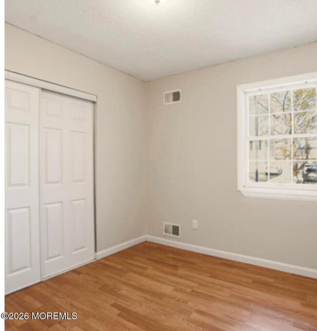 Building Photo - 123 Village Dr