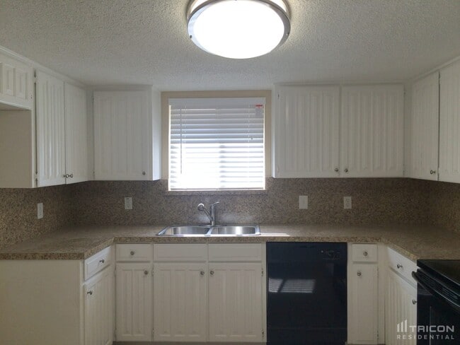 Building Photo - 704 Sunrise Ct