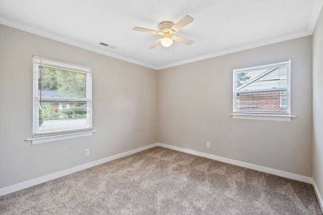 Building Photo - Three Bedroom Home!