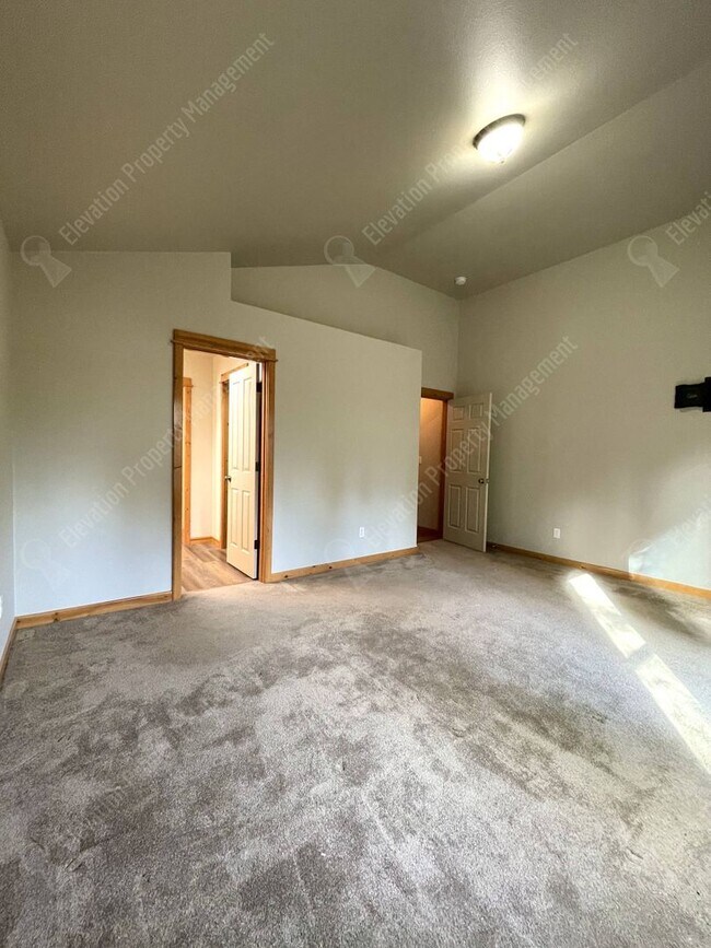 Building Photo - 3-BR mountain-style home in SE Bend