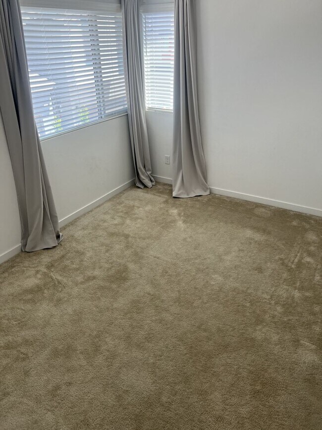 Building Photo - A Fabulous 2 Bedroom, 2 Bathroom townhome ...