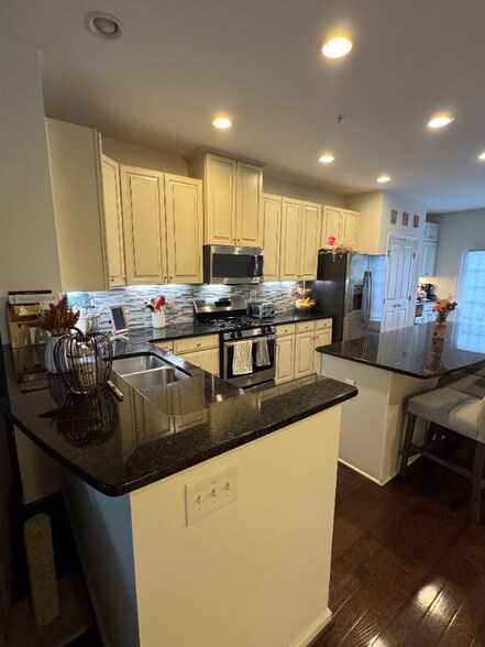 Building Photo - 721 Bender Rd