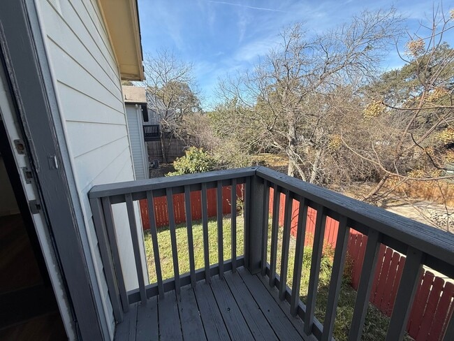 Building Photo - 212 Lessin Ln