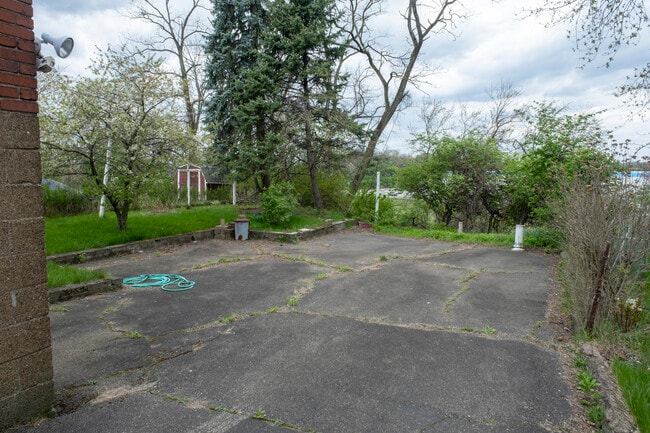Building Photo - 713 Overhill Dr