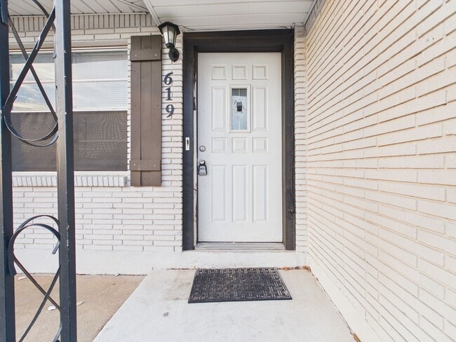 Building Photo - 619 SW 45th St